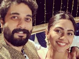 Mrunmayee Deshpande And Swapnil Rao S Latest Selfie Picture Is Absolutely Adorable Marathi Movie News Times Of India Makarand deshpande has mostly played comic, supporting, and negative roles in the films. mrunmayee deshpande and swapnil rao s