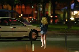Brusquement, une grande cour de l'école se remplit de cris joyeux. 40 A 42 Millions De Personnes Se Prostituent Dans Le Monde