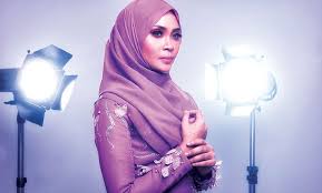 Aku sedang bertanya tanya tentang perasaan kita benarkah kita saling mencinta atau hanya pernah saling cinta. Berubah Dari Sudut Profesional