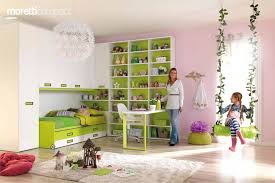 Una grande cabina armadio angolare, o una cabina armadio con libreria, unitamente agli elementi a ponte, garantiscono un'elevata capacità di contenimento, pari e superiore ad un normale armadio. Camerette Con Ponte Ad Angolo Camerette Per Bambini