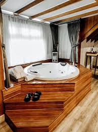 Ideen, design und bilder homify badezimmer schwarz 7 common design mistakes for small bathrooms mini. Badezimmer Mit Holz Tipps Und Die Schonsten Ideen Westwing