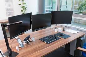 In laptop mode, it runs traditional desktop software and is controlled by a. Zwei Bildschirme Nutzen Produktiver Besser Arbeiten Buroratgeber Von Buromobel Experte