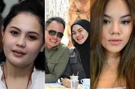 Di saluran youtube sarita abdulmukti, ia membagikan video yang memperlihatkan setiap sudut rumahnya dengan tajuk 'istana queen dijual 50 m'. Dulu Dengan Gagah Berani Labrak Jennifer Dunn Di Mall Shafa Harris Kini Pamer Kekompakan Sarita Abdul