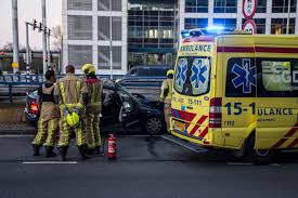 Gisteravond zou een bestuurder de macht over het stuur zijn kwijtgeraakt. Realityster Barbie In Kritieke Toestand Na Zwaar Ongeluk In Den Haag Nieuws Op Beeld