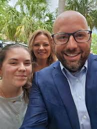 Linda Kiesling's Instagram, Twitter & Facebook