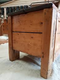 Coffre Meuble Ancien Arolle Date Et Sculpte Savoyard Montagn Coffre Ancien Coffre Mobilier De Salon