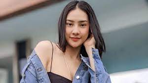 Sebagai salah satu promosinya, anya terlihat sedang mandi. Anya Geraldine Pamer Sim Baru Nama Aslinya Jadi Sorotan Netizen