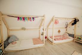 Ein home office, schlafzimmer, futnessstudio zu hause oder.sie haben eine möglichkeit. Bett Unter Dachschrage Geschwisterbett Kinder Zimmer Bett Kinderzimmer