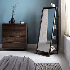 Penggunaan cermin pada salah satu sudut ruangan bisa membuat ruangan tersebut tampak luas. Dekorasi Cermin Di Kamar Tidur