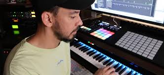 Mike Shinoda du groupe Linkin Park raconte comment il fusionne Bollywood,  hip hop, et métal