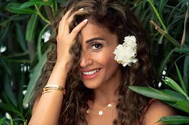 دينا لاشربيني حرصت على الترويج لحفل عمرو دياب في الرياض. Ø¹Ù…Ø±Ùˆ ÙŠÙˆØ³Ù Ù„Ø¯ÙŠÙ†Ø§ Ø§Ù„Ø´Ø±Ø¨ÙŠÙ†ÙŠ Ø¨Ù„Ø§Ø´ ØªØ¹ÙŠØ´ÙŠ Ø¯ÙˆØ± Ø§Ù„Ø¶Ø­ÙŠØ© ÙˆØ¯ÙŠÙ†Ø§ ØªØ±Ø¯ Ø¨Ù‚Ø³ÙˆØ© Ù…Ø¬Ù„Ø© Ø§Ù„Ø¬Ù…ÙŠÙ„Ø©