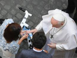 Unter tosendem beifall der radstars sagt seine partnerin sarah «ja». Ein Fahrrad Fur Den Papst Egan Bernal Besucht Franziskus