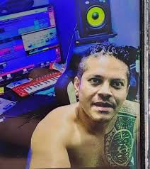 🔴EL ESTAFADOR DE LAS PANTUFLAS 👉🏻Mejor conocido como DANIEL MADRAZO  CABRAL, actualmente prófugo de la justicia . Este hombre opera montando  falsos negocios, principalmente taquerías, en las cuales se acerca con  algunos