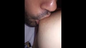 meus mamilos ficam grandes e duros porque estou amamentando minha amiga