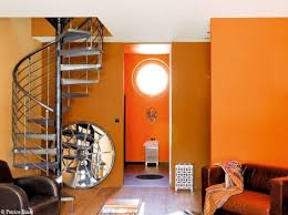 Pas Moins De Trois Tons Orange Dans Ce Salon Cuivre Que Ce Soit L Orange Eclatant Terre D Ocre Le J Peinture Murale Salon Deco Maison Design Deco Maison