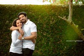 Picturesque Outdoor Couple Portraits We Love Pre Wedding Photoshoot Outdoor Couple Photoshoot Poses Couple Photography Poses