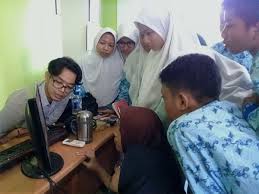 Dina ratnaningtyas, 9d punya eaa, sudah 3 tahun bersama kami di smpn43 dan mau masuk sma :)), jangan pernah lupakan kitaaa <3 imp : Siswa Smpn 43 Surabaya Cari Tahu Jurnalistik Ala Ss Suara Surabaya
