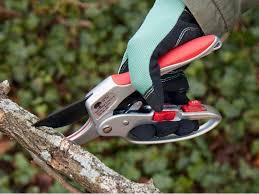 Husqvarna's 525pt5s is the longest telescopic pole saw in its class*. Ratcheting Pruner By Ironwood Tool Co The Grommet