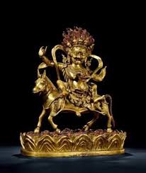 铜摩利支天坐像创作年代明代尺寸高23 5cm 估价120 000 150 000 rmb 作品分类佛教文物其它作品描述说明 摩利支天也作摩利支提婆 意译为威光天 光明天女 集光天女 是古印度的光明女神 相传为帝释天的眷属 能在太阳前行走 她能看到日天太阳 太阳却看不见她 后为