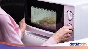 Microwave oven convection adalah alat yang menggabungkan fungsi oven pemanggang dan microwave oven convection biasanya memiliki fungsi yang beragam. 7 Makanan Yang Tidak Boleh Dipanaskan Dengan Microwave Simak Yuk