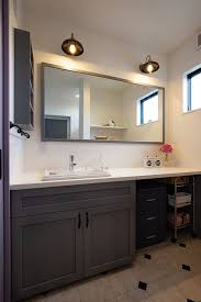 奥様こだわりのホワイト ブルーグレーの洗面台はフレンチシックな空間に 洗面所 タイル おしゃれ 洗面所 洗面台