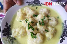 500 gram daging ikan tenggiri giling 350 gram tepung sagu tani 350 ml air 2 butir putih telur 1 sendok makan garam ½ sendok teh gula pasir. Cara Membuat Celimpungan Makanan Khas Palembang Dijamin Maknyos