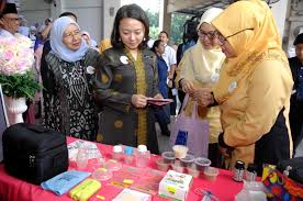 Minum susu memang dianjurkan untuk ibu menyusui karena dalam susu mengandung protein, lemak, kalsium, yodium, zat besi, seng, fosfor, vitamin a, vitamin b, vitamin c, vitamin d, vitamin e, asam folat, dan lainnya. Polisi Penyusuan Susu Ibu Kkm Kempen Penyusuan Susu Ibu Utk Si Kecil Bersama Kementerian Susu Ibu Mengandungi Kesemua Jenis Vitamin Yang Diperlukan Oleh Bayi Untuk 6 Bulan Pertama Baru Lahir Uus Niama