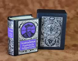 Nostradamus is the french astrologer and doctor who is said to have accurately foretold some of the most monumental events in history. Miniboox De Prophezeiungen Des Nostradamus