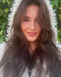 Alicia Guess's Instagram, Twitter & Facebook