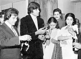 Dimple kapadia (c), wife of bollywood actor rajesh khanna, arrives at the venue of his funeral on a float containing his body in mumbai july 19, 2012. Amitabh Bachchan Rajesh Khanna Dimple Kapadia And Jaya Bachchan Spotted In An Old Pic Oneshotoneplace Com Osop