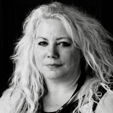 Lesley Tyler's Instagram, Twitter & Facebook