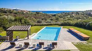 Von der villa lu postu ferula gehen sie einfach über den rasen vor dem haus und schon stehen sie an einem kleinen sandstrand in der bucht von arzachena, die sich wie ein fjord in die berühmte küstenlandschaft der costa smeralda schlängelt. Villa Allegra Villa Mieten In Sardinien Sardinien Norden Villanovo