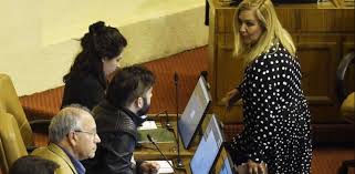 Yo no aceptaría su apoyo ni por un millón de votos. Propaganda A Tu Pareja Boric Apunto Contra Jiles Por El Proyecto Del Tercer Retiro El Contraste