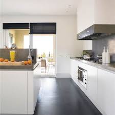 Como nos encantan las cocinas grises con madera, hemos fabricado la encimera en silestone® gris marengo, que combina perfectamente con el gris bromo de los muebles y con la madera de roble que hemos elegido para la barra y las puertas de los muebles inferiores. Suelos Para Cocinas Blancas Docrys Dc