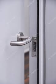 Todo debe complementarse, así que si no sabes con certeza como complementar la fachada de tu casa, inspirate con nuestras imágenes. Fotos De Puerta Aluminio Imagenes De Puerta Aluminio Descargar Depositphotos