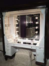 Makeup gurus (and even hairstylists) agreed that good lighting plays an but what makes this lighting for vanity table really amazing is its usb charging port. 50 Best Makeup Vanity Table With Lights Ideas On Foter