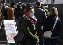 Medizinische masken werden ab montag zur pflicht. Andrang Am Flughafen Koln Bonn Reise Nur Mit Negativ Test Viel Los Bei Teststationen In Hot Spots