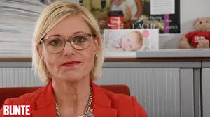 Elefanten, Handcreme und der Papst: Hier arbeitet die "Bunte"-Vizechefin