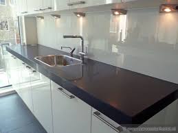 Glass Backsplash Love The Simplicity Of The Backsplash No Grout Lines Reflects Light Glass Backsplash Kitchen Home Kitchens Kitchen Inspirations