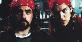 Als jay und silent bob wind davon bekommen, daß ein film über sie gedreht werden soll, in dem sie nicht sonderlich gut abschneiden, machen sie sich auf den weg zu den drehorten um den film zu sabotieren. Jay Silent Bob Schlagen Zuruck Film 2001 Trailer Kritik Kino De