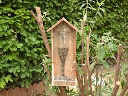 Quelle que soit la façon dont vous construisez votre mangeoire, il vous faut quelques articles de base : Diy Une Mangeoire Pour Les Oiseaux En Bois De Palette