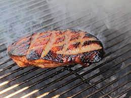 5 fendiller les magrets de canard, y ajouter de la moutarde, les faire cuire au barbecue, d'abord côté peau, ensuite côté viande (cuisson selon le goût de chacun). Les Meilleures Recettes De Barbecue Et Magret De Canard