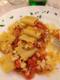 In una padella scaldate tre cucchiai d'olio evo con lo scalogno io adoro la coda di rospo e mi sembra anche un modo ottimo di usare questo pesce per farne un pasto, visto che non è proprio a. Paccheri Di Grangano Con Dadolata Di Coda Di Rospo Bild Von Campana D Oro Udine Tripadvisor