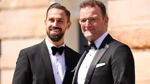 Der journalist und ehemann des bundesgesundheitsministers jens spahn, daniel funke, leitet die repräsentanz der burda gmbh in berlin und ist für das unternehmen als lobbyist tätig. Maskendeals Erneut Hinweise Auf Einmischung Von Spahns Ehemann Politik Nordbayern De