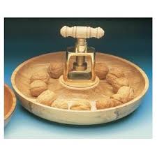 Casse Noix Presse Maison Du Tournage En 2020 Casse Noix Noix Casse Noisette