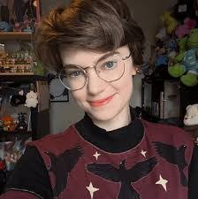 Emma Thorne's Instagram, Twitter & Facebook