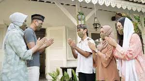 Jika mereka kembali dari 'ied (yakni shalat 'ied, pen), satu sama lain di antara mereka mengucapkan, 'taqobbalallahu minna wa minka'. Lebaran Bermaaf Maafan Tanpa Jabat Tangan Jangan Lupa Senyum Cantik Tempo Co
