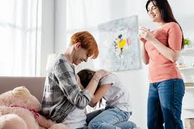 Ein vogel wird überfahren,ein paar hat sex auf dem wohnzimmerteppich. Lachelnde Gleichgeschlechtliche Eltern Spielen Mit Tochter Auf Couch Im Wohnzimmer Lizenzfreies Foto Und Stockbild