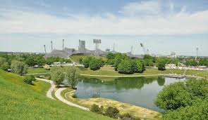 Located north of the olympic stadium, it hosted the diving, swimming, water polo, and the swimming part of the modern pentathlon events. Spaziergang Durch Den Olympiapark In Munchen