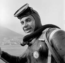 Hubert falco (15 mayıs 1947, pignans, var doğumlu), françois hükümetinde bölgenin geliştirilmesi için dışişleri bakanı olarak atanmış fransız bir politikacıdır. Martinique 2017 18 Mission Atlantic Monaco Explorations